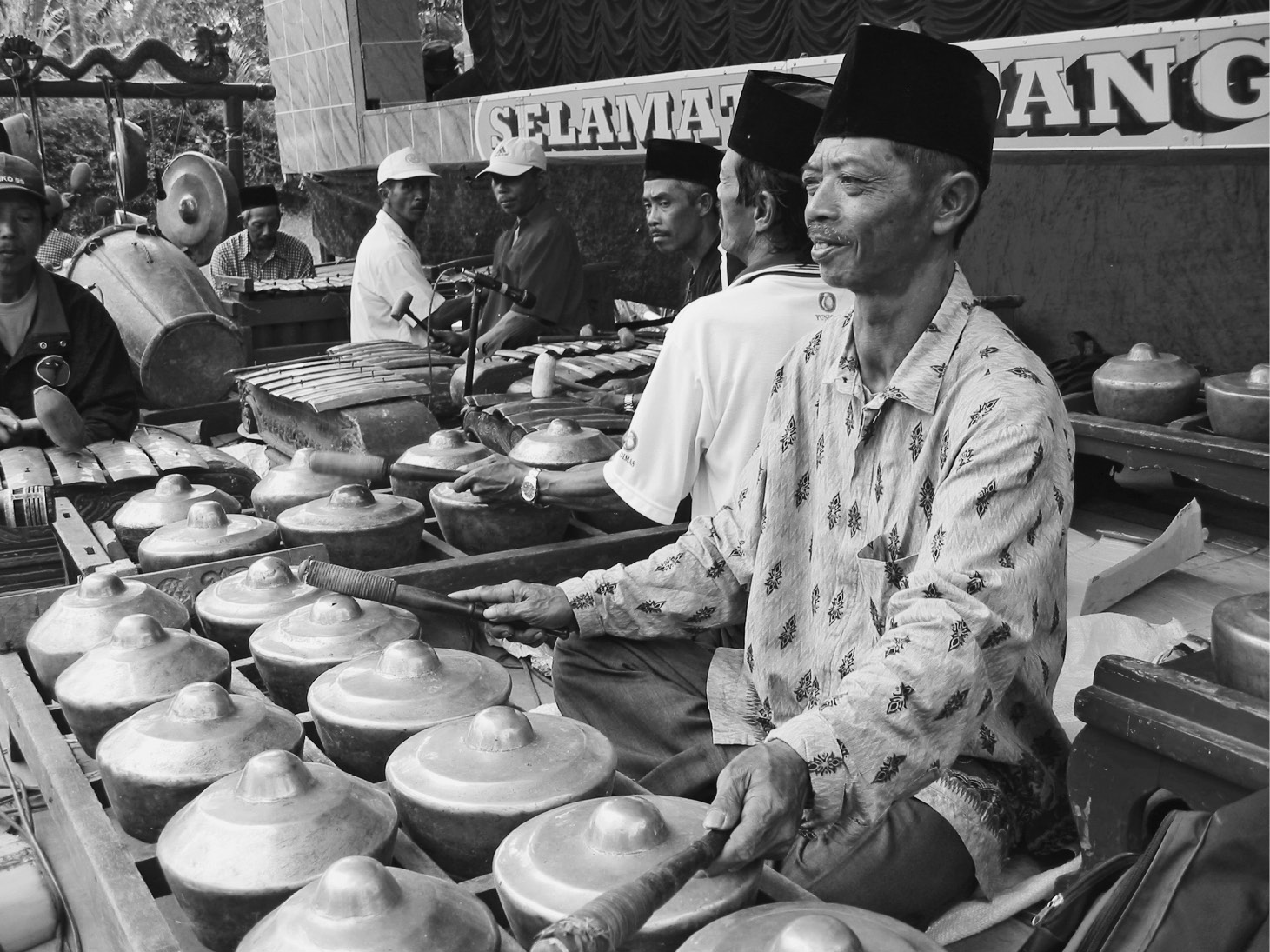 This photograph shows several instruments of a gamelan ensemble. Photograph taken by the author, 2006.