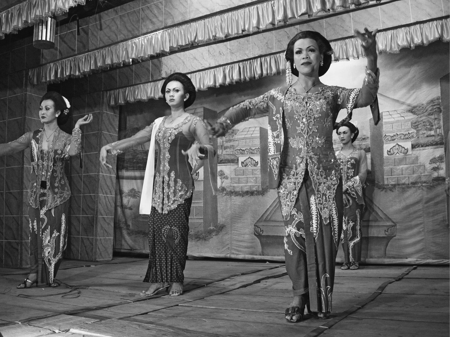 Ludruk performers dance in a traditional outfit for Javanese women. Photograph taken by the author, 2009.