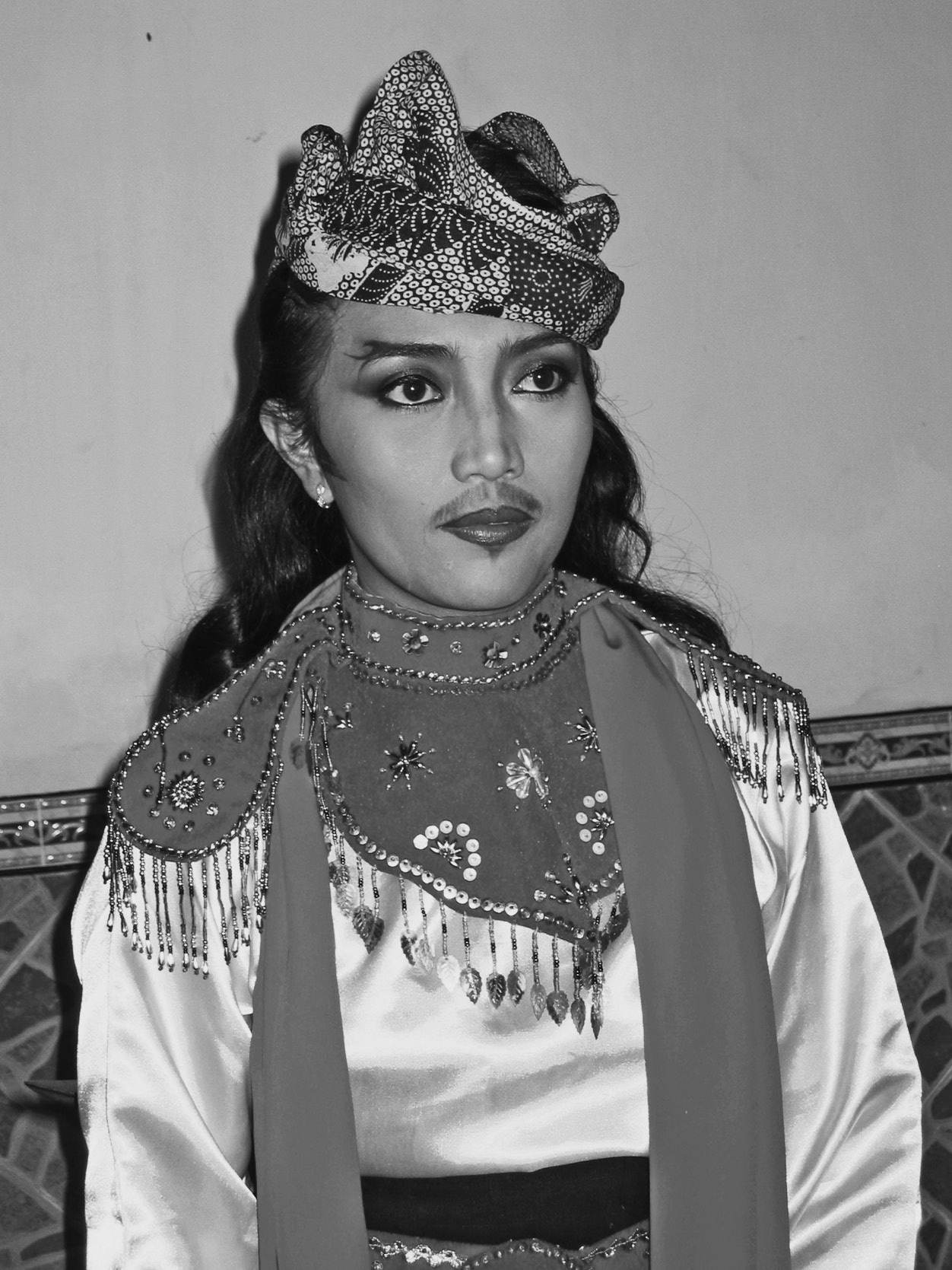 Tri Wahyuningtyas in costume for Beskalan Lanang. Photograph taken by the author, 2006.
