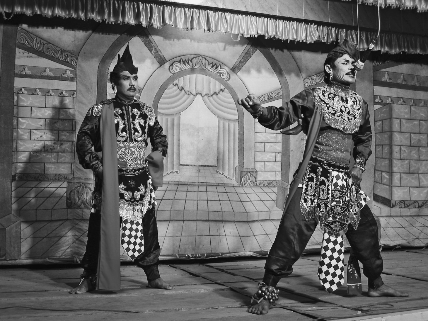 Males perform Ngremo Lanang for a performance of ludruk. Photograph taken by the author, 2006.